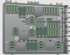 Compartimento del motor Audi S3 2008, ubicación del fusible del encendedor.