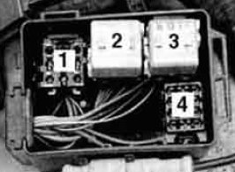 Panel de relés auxiliar en el compartimento del motor del lado del conductor.