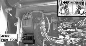 Ubicación de los fusibles en el compartimento del motor para el motor S85.