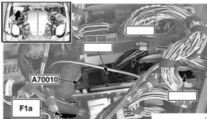 Fusible del sensor AUC en el compartimento del motor.