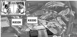 Ubicación del relé DDE (K6300) en vehículos equipados con motor S85.