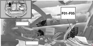 Distribución de fusibles en el compartimento del motor para modelos con motor diésel.