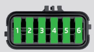 Caja de fusibles del compartimento del motor en Skoda Rapid 2015.