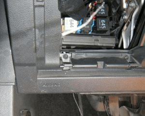 Caja de fusibles situada debajo del salpicadero del vehículo.