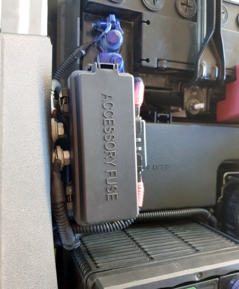 Caja de fusibles adicional que algunos modelos pueden tener.