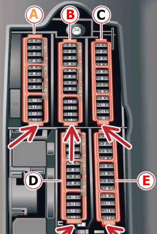 Diagrama de la caja de fusibles del reposapiés para vehículos con volante a la izquierda.