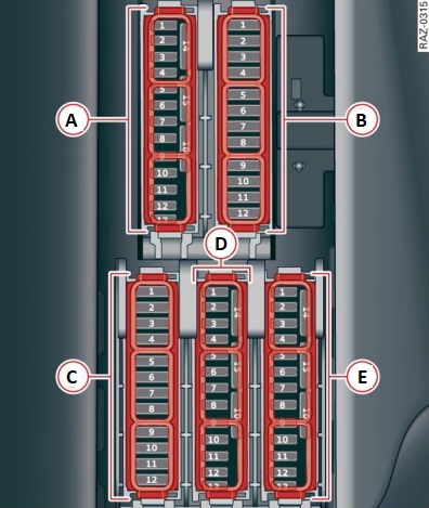 Diagrama de la caja de fusibles, versión 1, en el espacio para los pies del conductor.