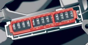 Diagrama de fusibles del aire acondicionado trasero en el tablero del conductor.
