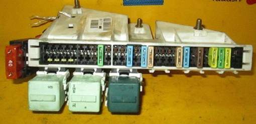 Detalle de la caja de fusibles del maletero, debajo de la cubierta.