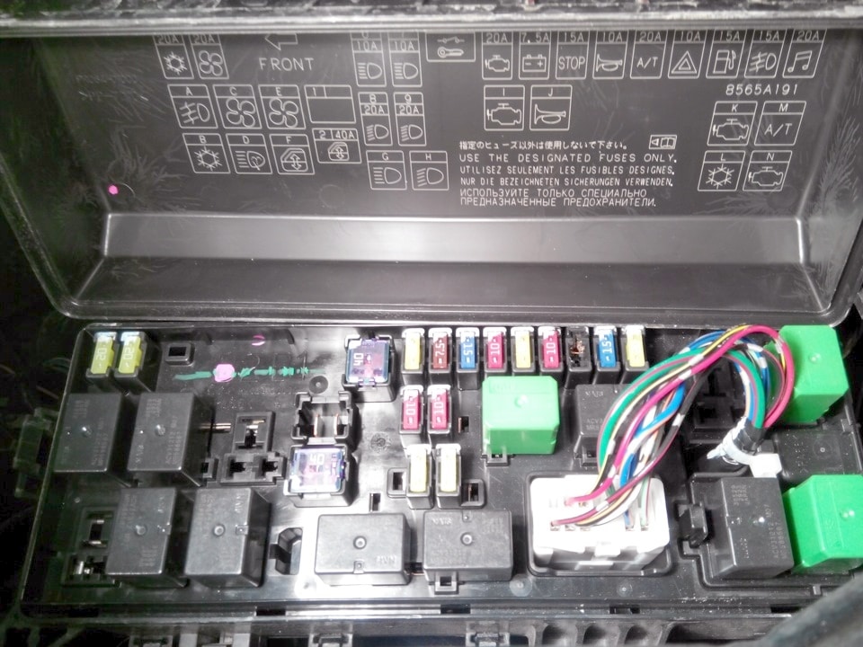 Caja de fusibles del motor junto a la batería, lado izquierdo.