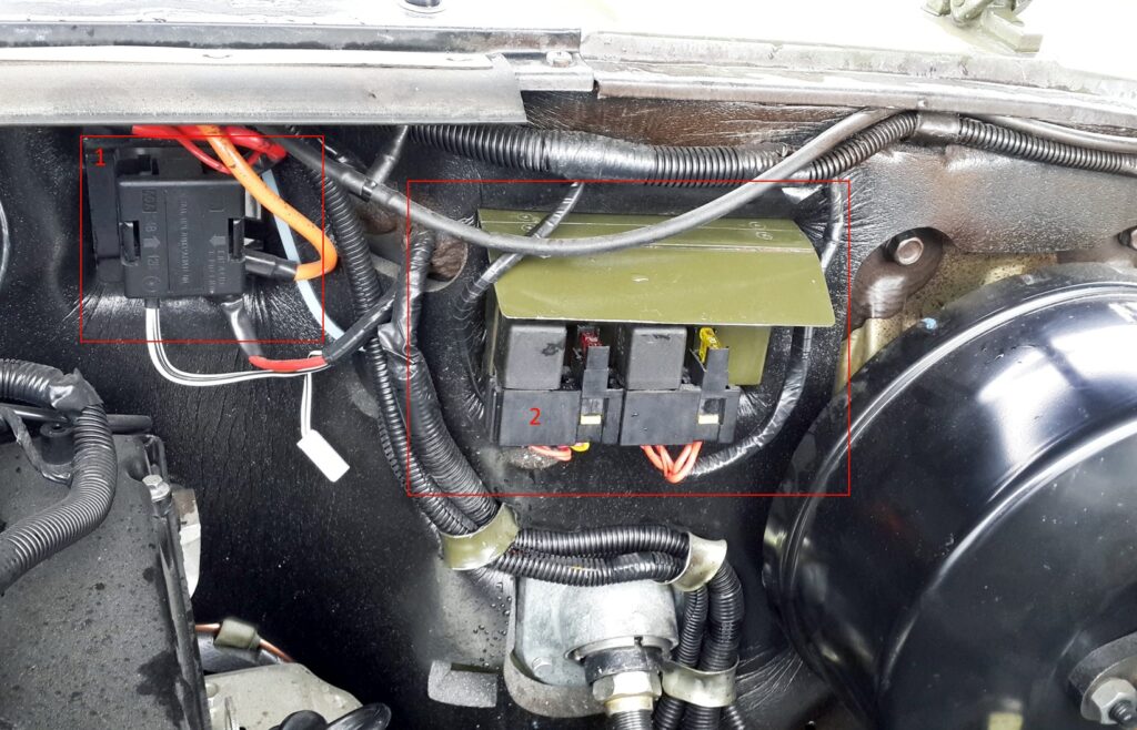 Vista del compartimento del motor, indicando la posición de los componentes.