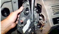 Caja de fusibles del salpicadero, ubicada detrás de la cubierta protectora.