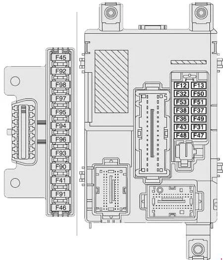 Detalle de la caja de fusibles F44 del Fiat Doblo (2004-2016) bajo el salpicadero.