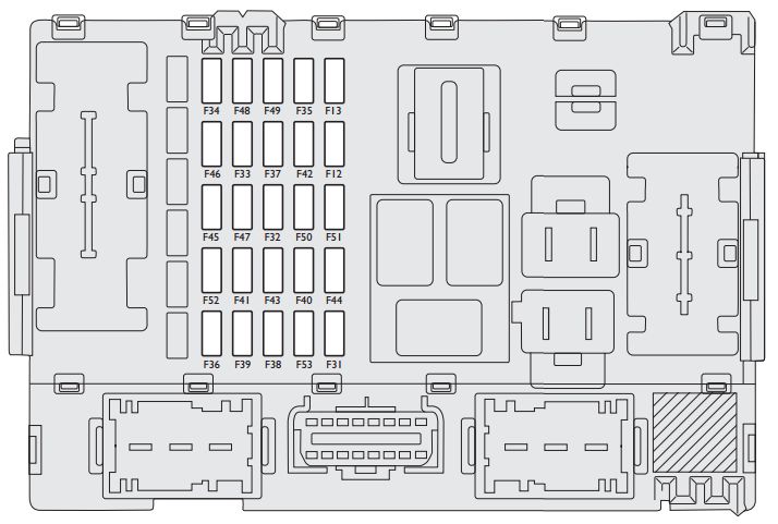 Ubicación del fusible F44 del encendedor en el panel del salpicadero del Fiat Linea.