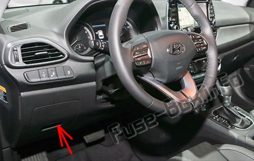 Ubicación de la caja de fusibles en el panel de instrumentos del Hyundai Elantra GT.