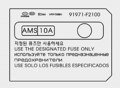 Panel de fusibles del motor con cubierta del terminal de batería.