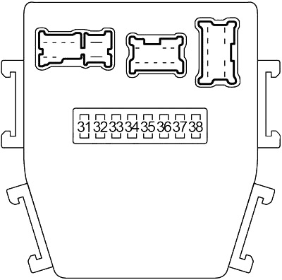 Caja de fusibles de la cabina 2, ubicada detrás del panel del reposapiés.