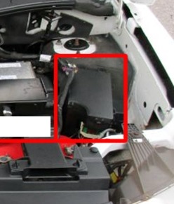 Caja de fusibles del Jeep Compass MK49 (2011-2017) en el compartimento del motor.
