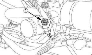 Primer plano de un fusible de retardo de tiempo para protección de circuitos.