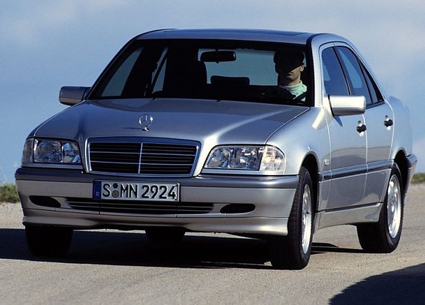 Mercedes-Benz Clase C W202 (1993-2001) – caja de fusibles