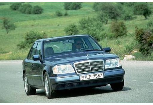 Mercedes-Benz Clase E w124 (E300 Turbodiesel) – Caja de fusibles