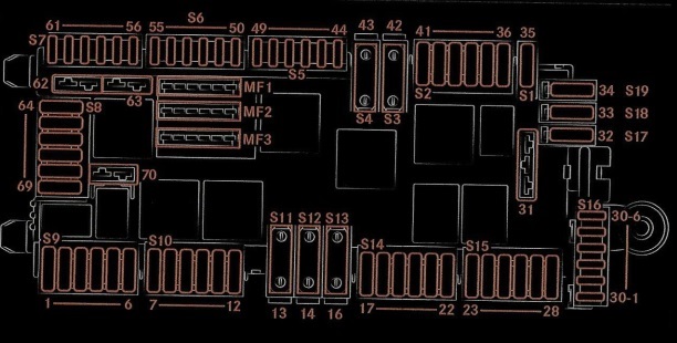 Diagrama de la caja de fusibles y relés del Mercedes-Benz Sprinter en el área de los pies del pasajero.
