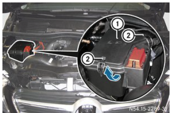 Diagrama de la caja de fusibles del Mercedes-Benz Vito III W447 en el compartimento del motor.