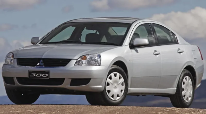 Mitsubishi 380 (2005-2008) – caja de fusibles