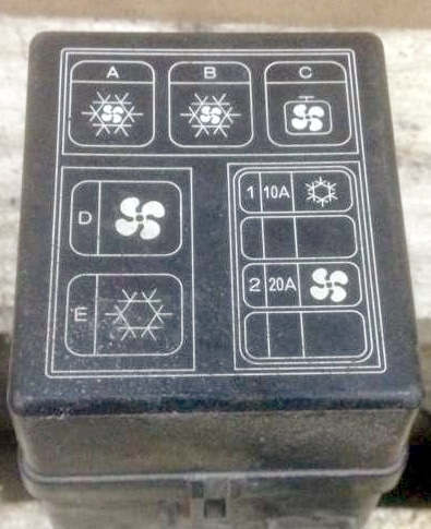 Caja adicional de fusibles y relés para aire acondicionado y calefacción.