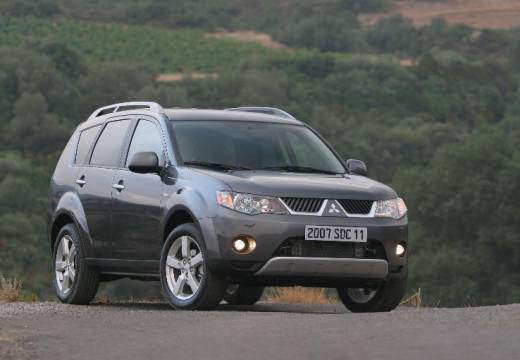 Mitsubishi Outlander XL (2007-2012) – caja de fusibles