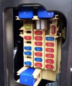 Caja de fusibles del habitáculo ubicada en el salpicadero del lado del conductor.