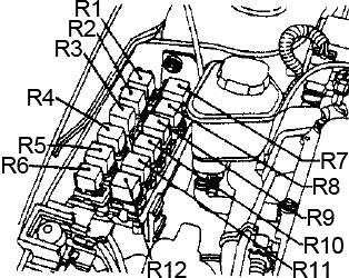 Caja de fusibles del motor, claramente visible cerca de la batería.