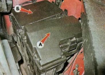 Cajas de fusibles en el compartimento del motor del Nissan X-Trail T31.