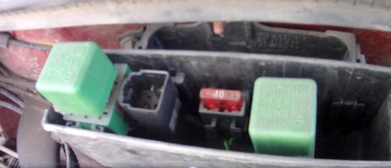 Bloque de montaje de fusibles en la parte trasera del compartimento del motor.