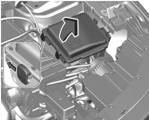 Caja de fusibles del motor, ubicada en el lado izquierdo delantero.