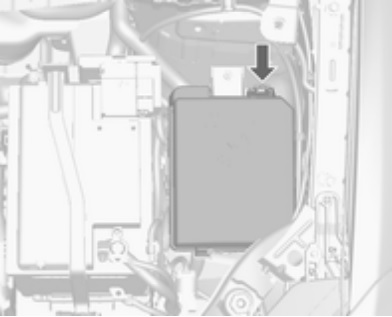 Diagrama de fusibles en el compartimento del motor, mostrando la cubierta retirada.