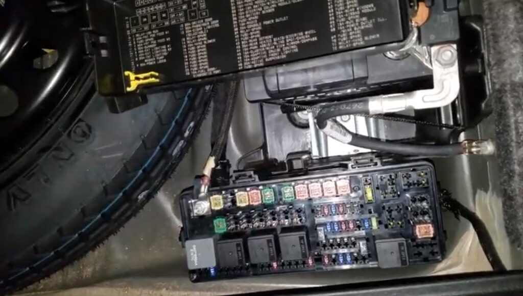 Imagen de la caja de fusibles ubicada en el maletero.