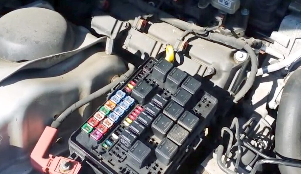 Vista detallada de la caja de fusibles del motor.