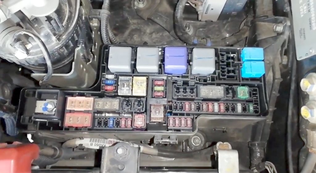 Foto de ejemplo de una caja de fusibles y relés.
