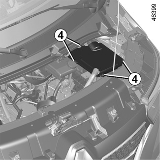 Extracción del depósito de refrigerante para acceder a fusibles.