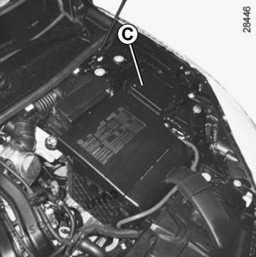Caja de fusibles del motor para modelos fabricados entre 2008 y 2015.