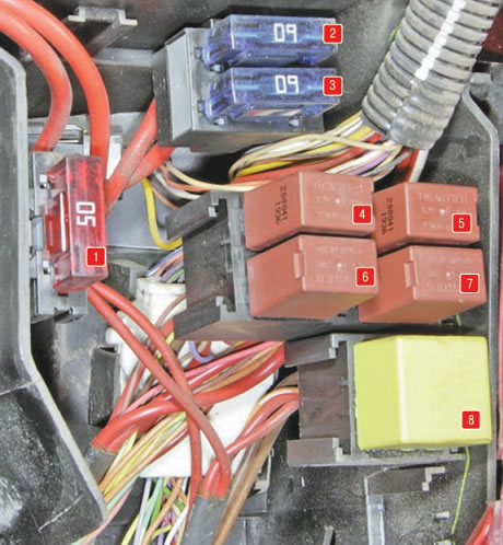 Unidad de control del motor junto a la batería bajo la cubierta.