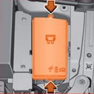 Vista de la caja de fusibles del compartimento del motor del Seat Tarraco (2019).