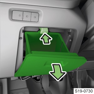 Detalle de la caja de fusibles del salpicadero del Skoda Octavia.