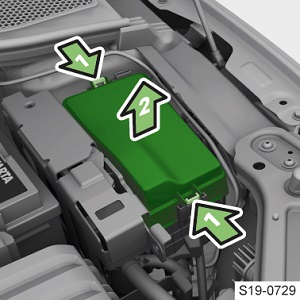 Caja de fusibles principal ubicada en el compartimento del motor.