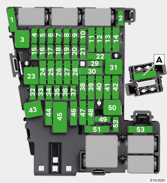 Primer plano del fusible 40 del encendedor de cigarrillos en el Skoda Superb.