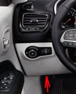 Caja de fusibles interna del Jeep Compass MP/552 bajo el salpicadero.