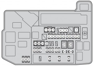 Caja de fusibles del motor Toyota Prius XW20, mostrando el fusible 3 del encendedor.