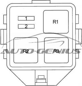 Caja de fusibles adicional para luces diurnas en el Toyota Yaris Verso.