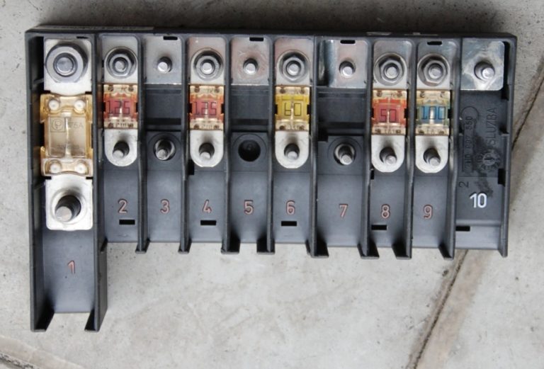 Caja de fusibles de alta potencia conectada a la batería.